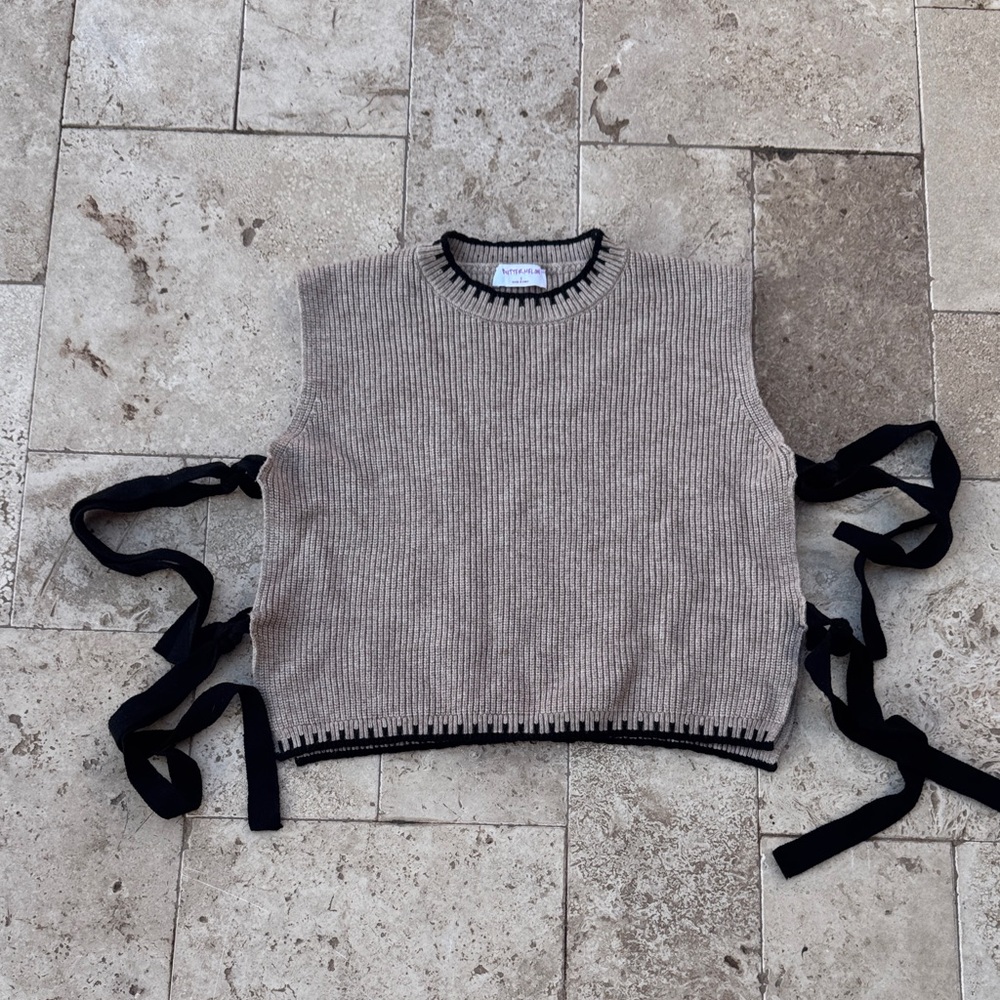 Sleeveless Knit Top with Black Accents
